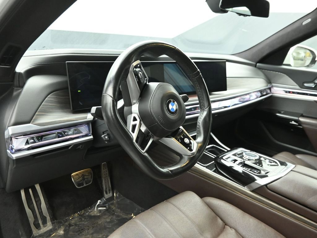 Used 2023 BMW 760i xDrive w/ Luxury Rear Seating Package image 11