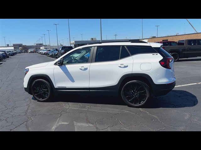 Used 2023 GMC Terrain SLE w/ Driver Convenience Package image 6