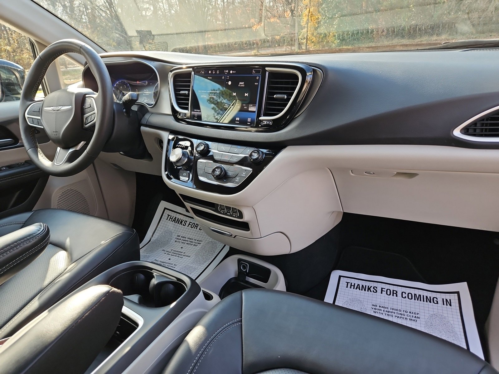 Used 2024 Chrysler Pacifica Touring-L image 16