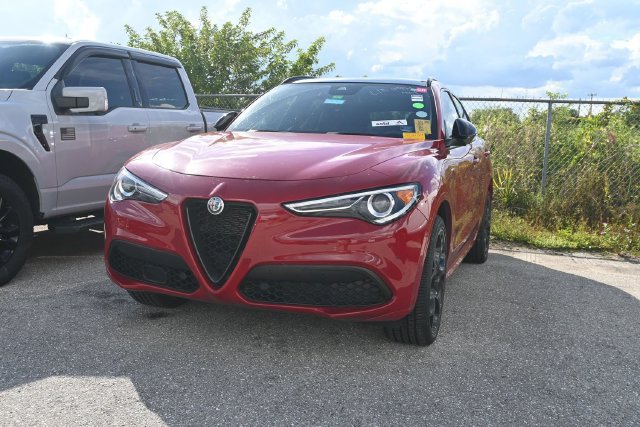 Used 2023 Alfa Romeo Stelvio Veloce AWD/4WD image 4