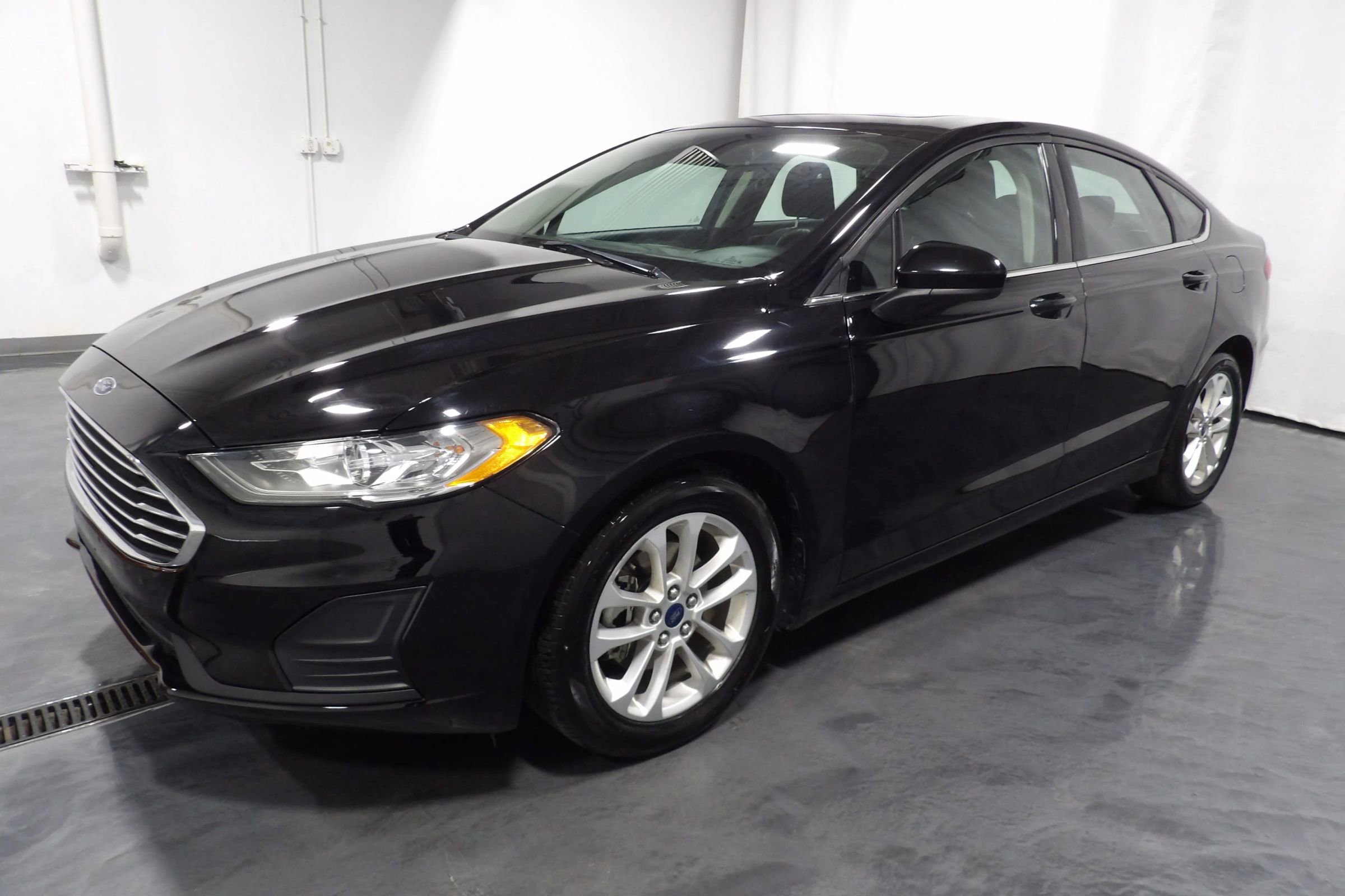 Used 2020 Ford Fusion SE image 3