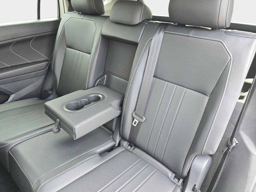 Used 2024 Volkswagen Tiguan SE w/ Panoramic Sunroof Package FWD image 18