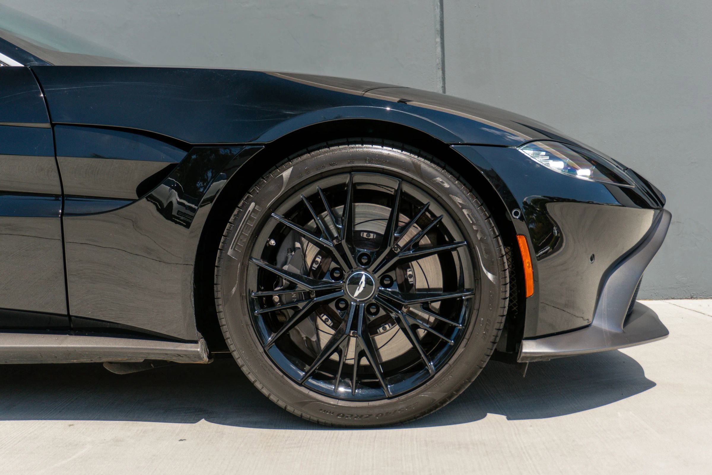 Used 2020 Aston Martin V8 Vantage Coupe image 32