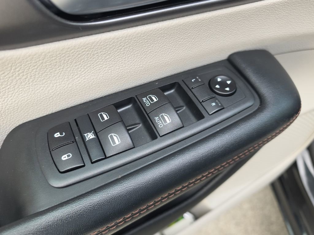 Used 2020 Chrysler Pacifica Touring-L FWD image 25