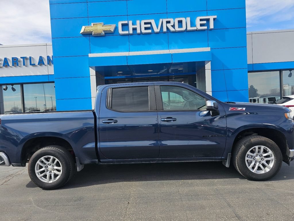 Used 2022 Chevrolet Silverado 1500 LT AWD/4WD image 2