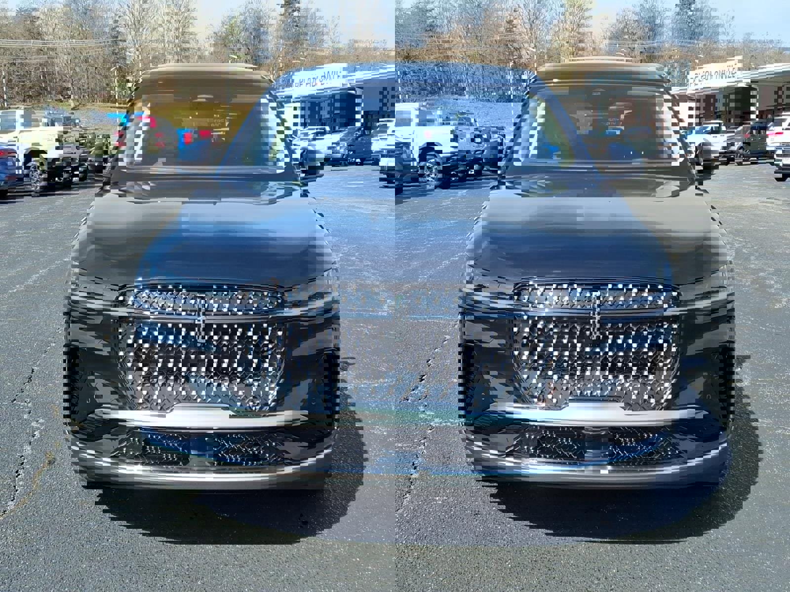 Used 2025 Lincoln Nautilus Premier image 3