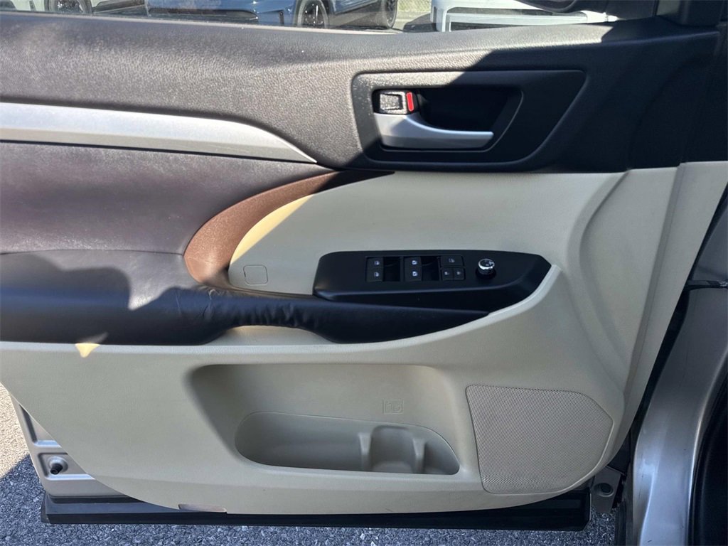 Used 2016 Toyota Highlander XLE image 37