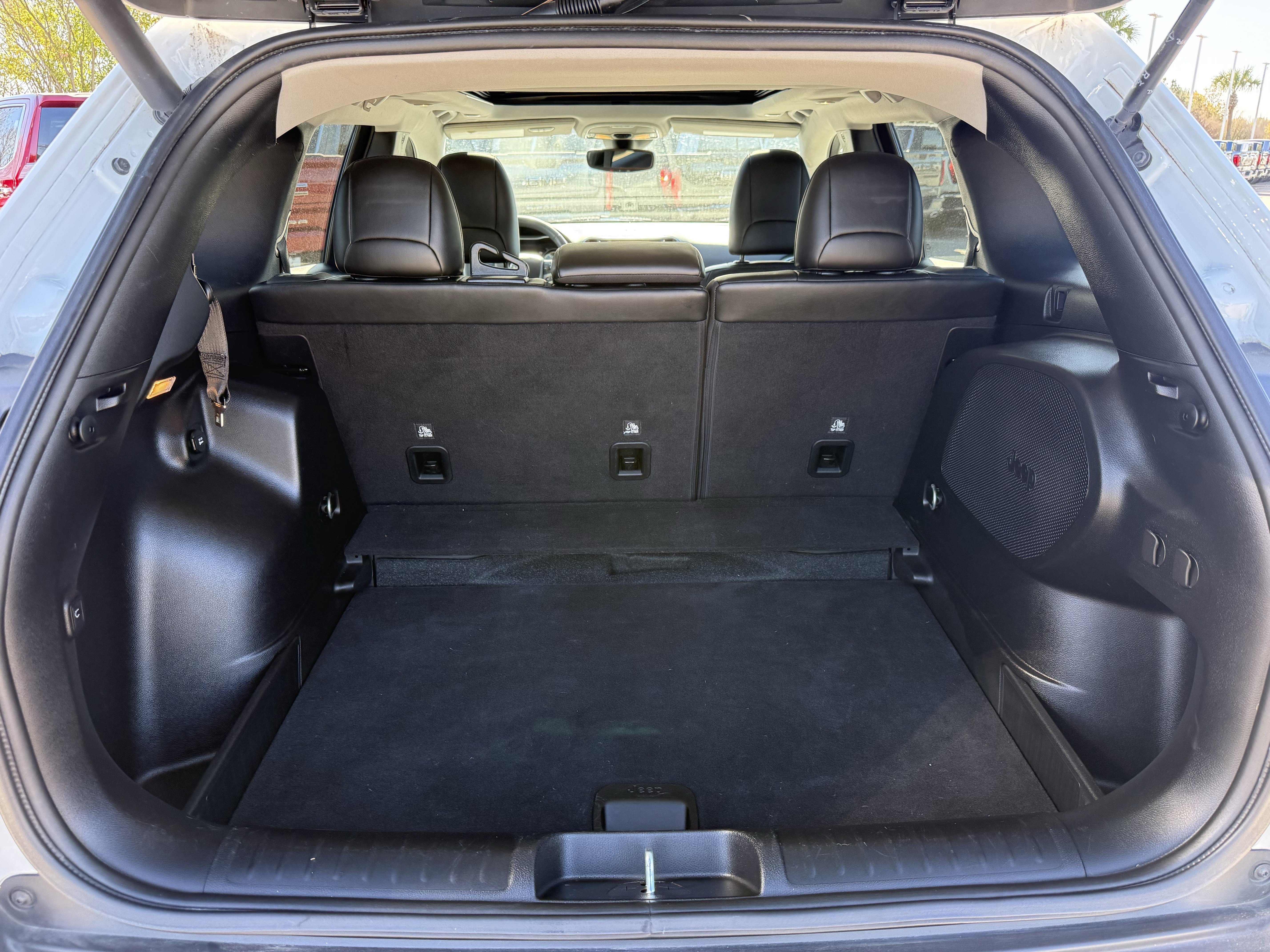 Used 2022 Jeep Cherokee Limited image 32