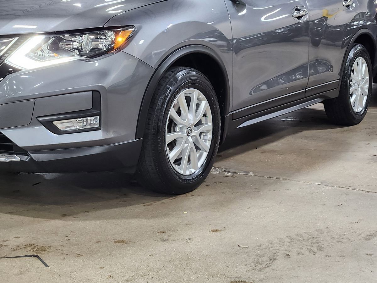 Used 2017 Nissan Rogue SV w/ SV Family Package FWD image 17