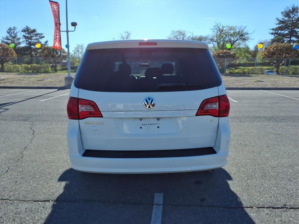 Used 2010 Volkswagen Routan S image 6