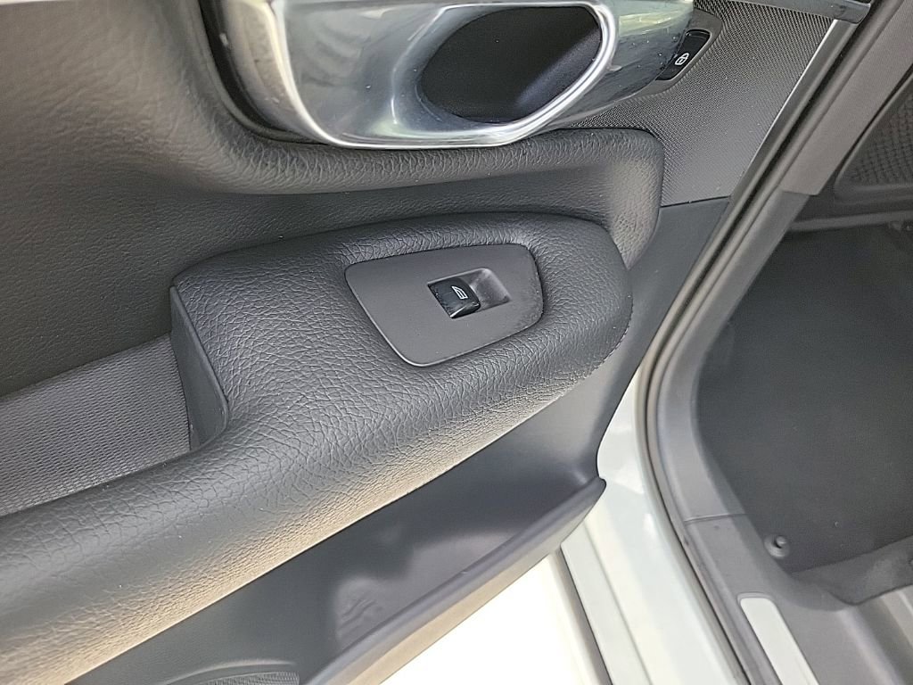 Used 2018 Volvo XC90 T5 Momentum w/ Momentum Plus Package image 12