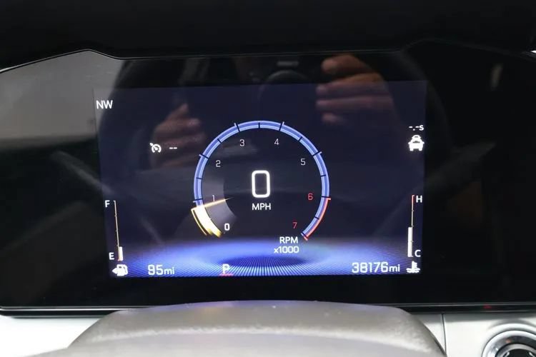 Used 2025 Chevrolet Trax LT FWD image 27