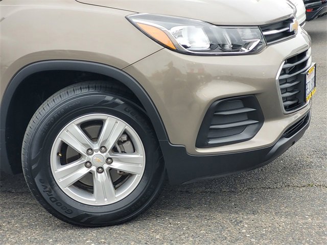 Used 2022 Chevrolet Trax LS w/ Tint and Cruise Package image 9