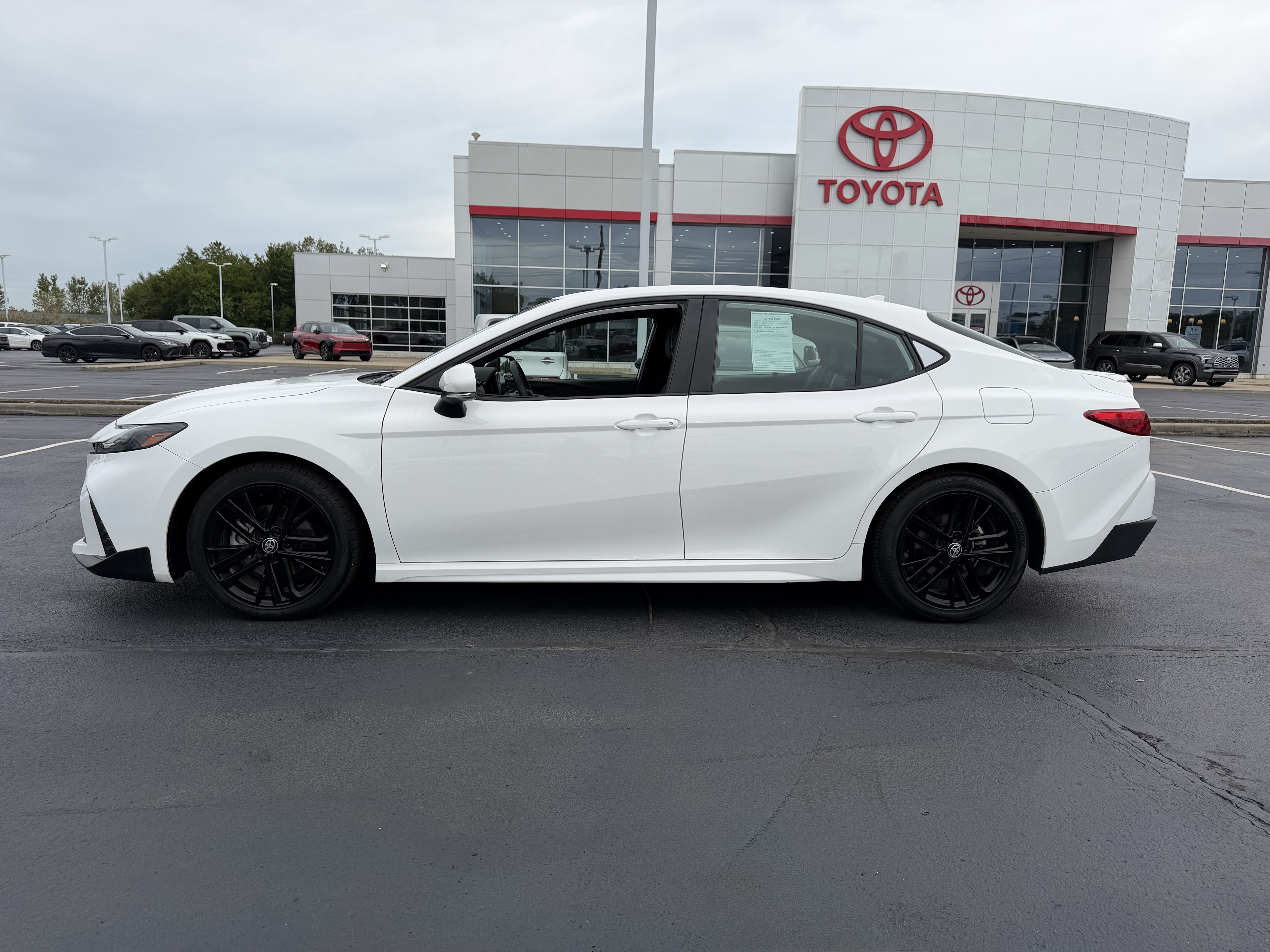 Certified 2025 Toyota Camry SE FWD image 4