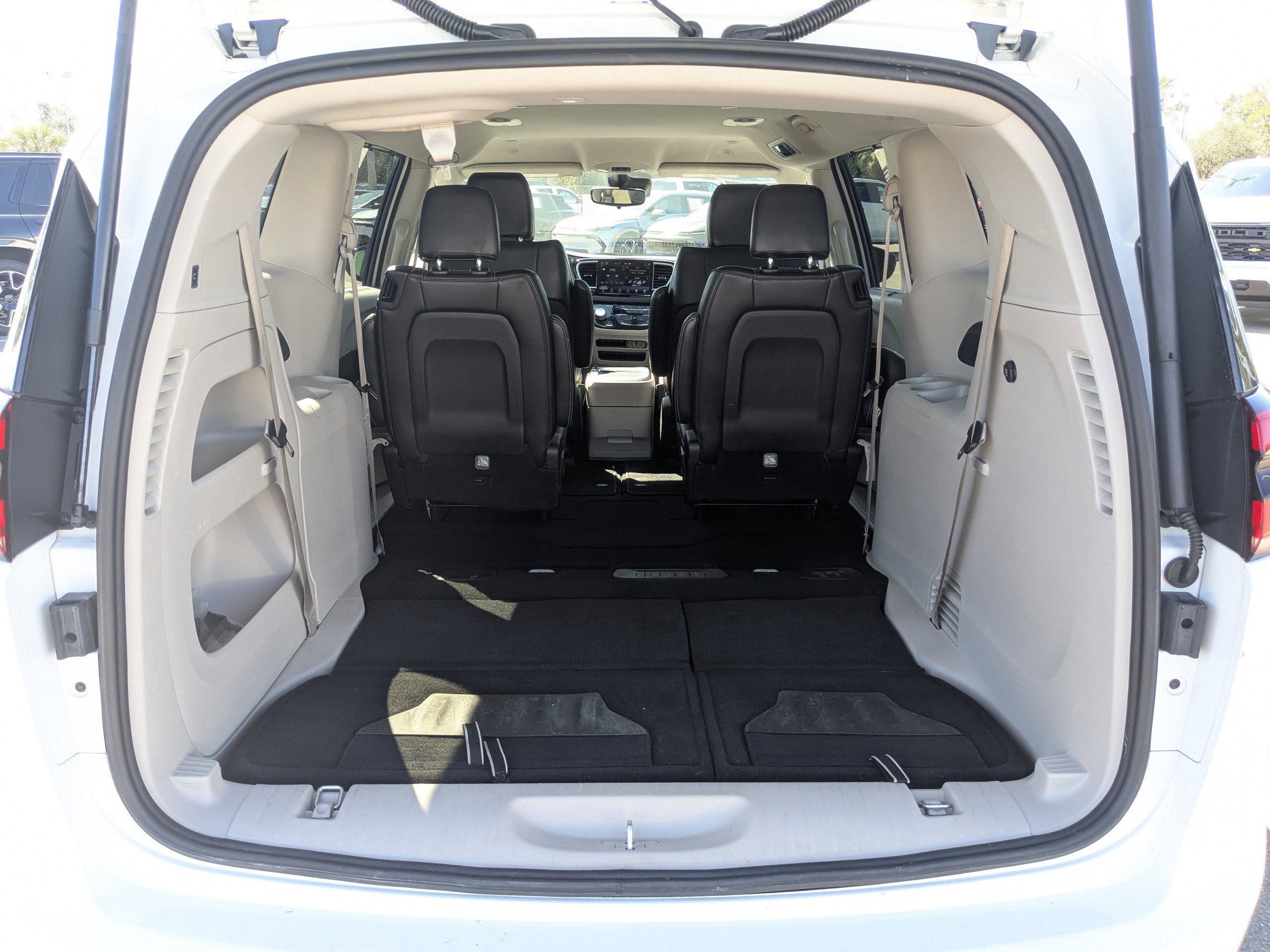 Used 2024 Chrysler Pacifica Touring-L image 12