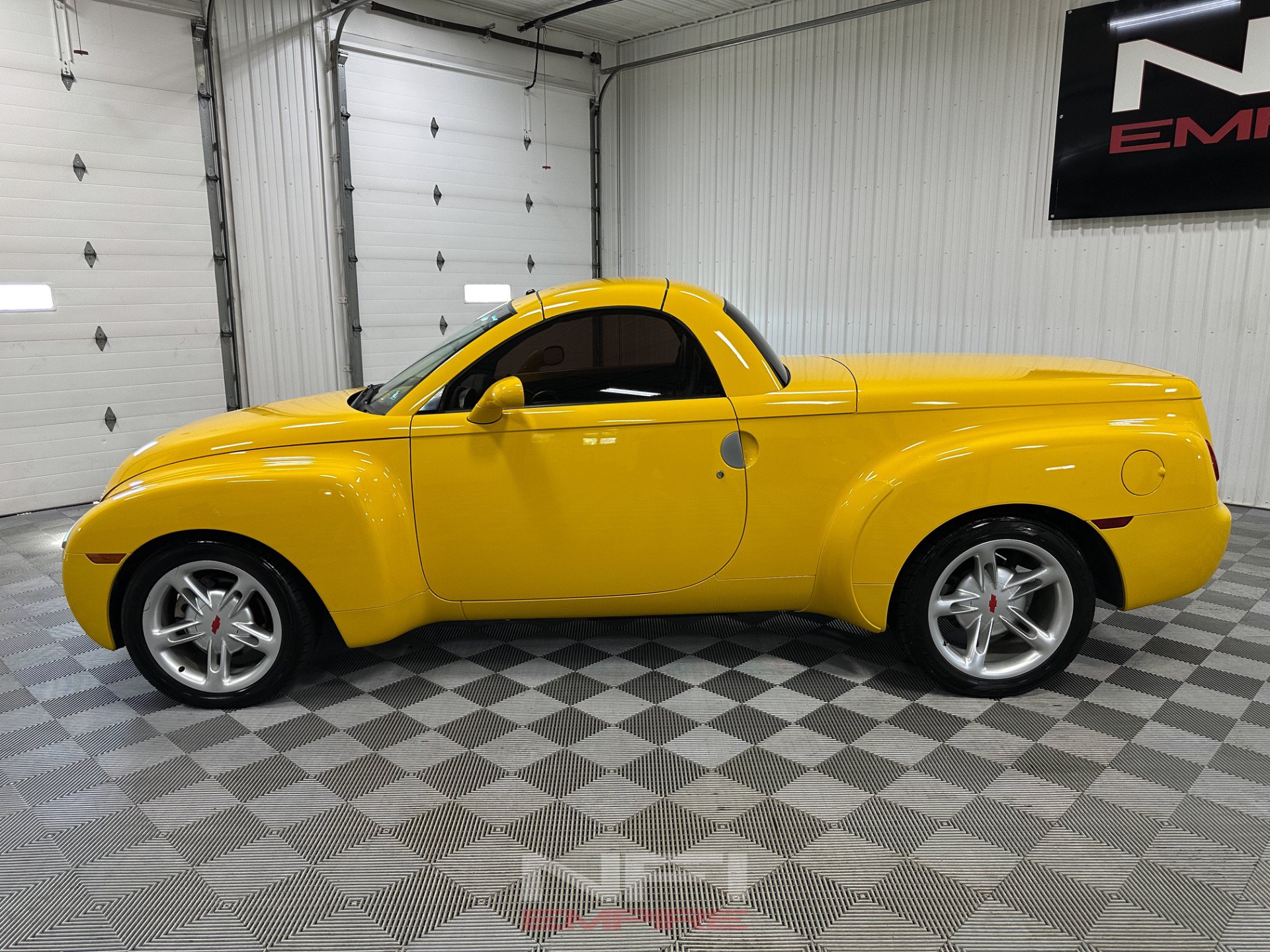 Used 2004 Chevrolet SSR w/ Preferred Equipment Group RWD image 4