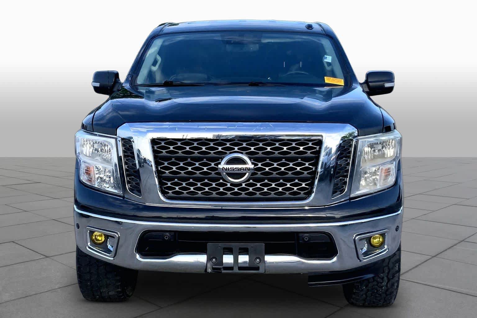 Used 2018 Nissan Titan SV w/ SV Convenience Package RWD image 3