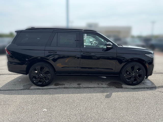 New 2027 Lincoln Navigator Reserve w/ Jet Appearance Package AWD/4WD image 4