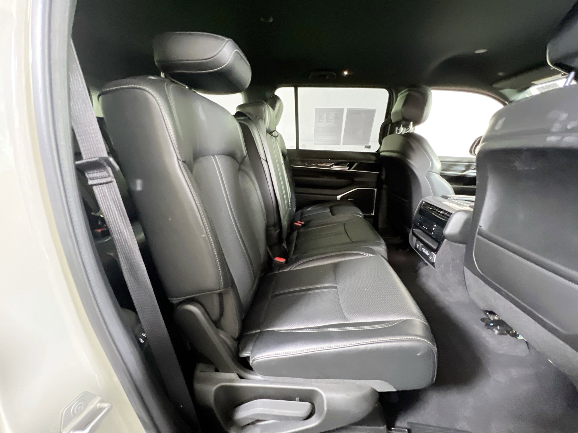 Used 2022 Jeep Wagoneer Series III AWD/4WD image 29