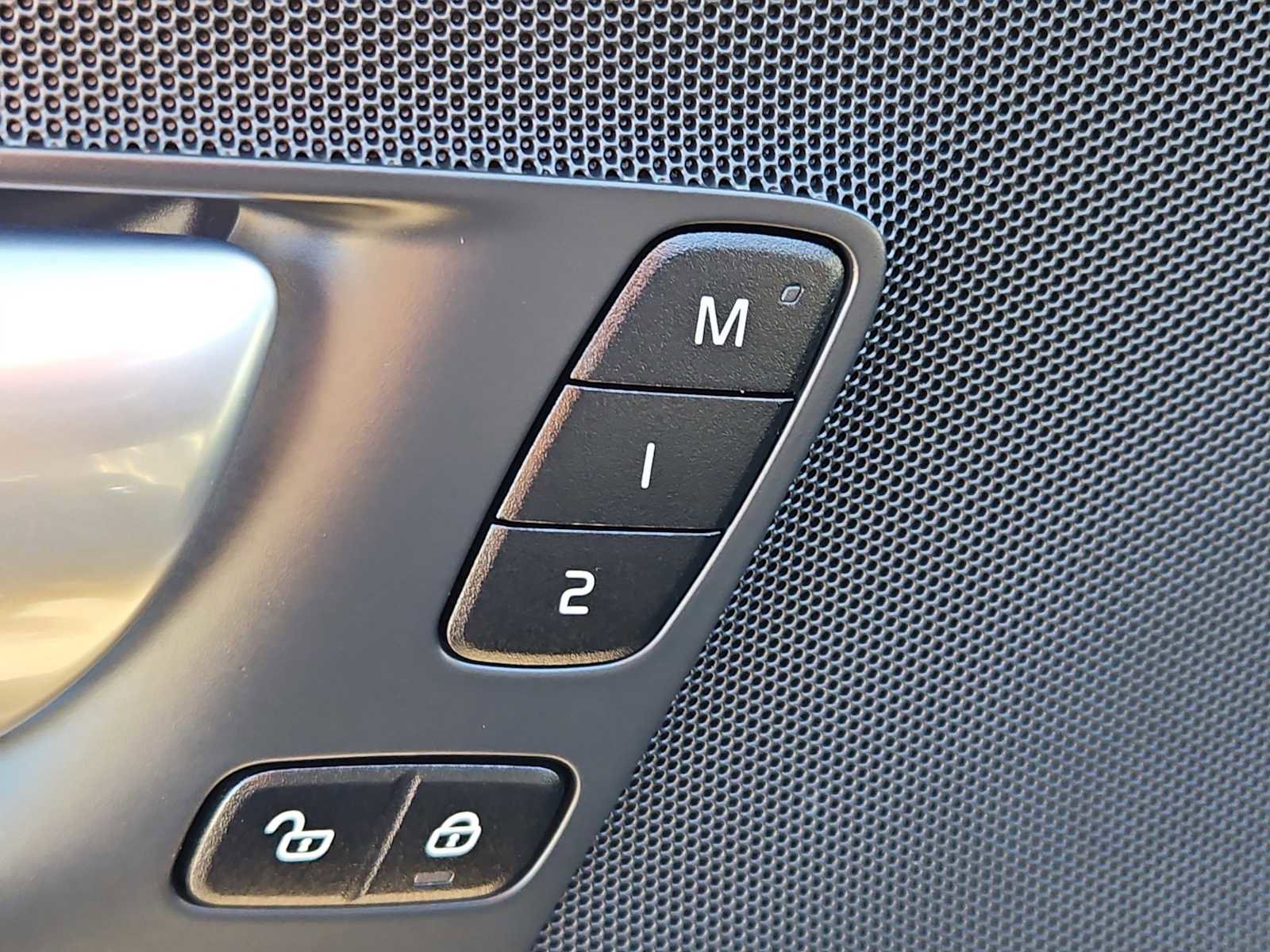 Used 2024 Volvo XC60 B5 Plus image 19