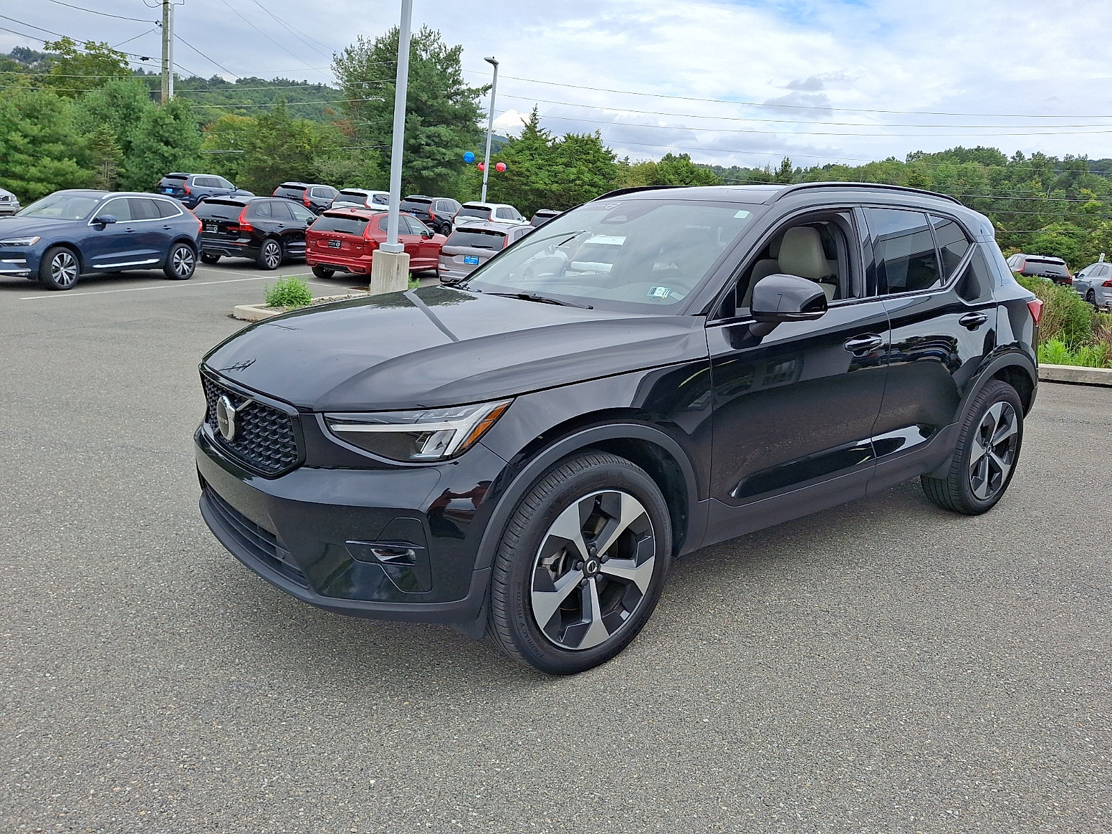 Certified 2023 Volvo XC40 B5 Plus w/ Climate Package AWD/4WD image 4