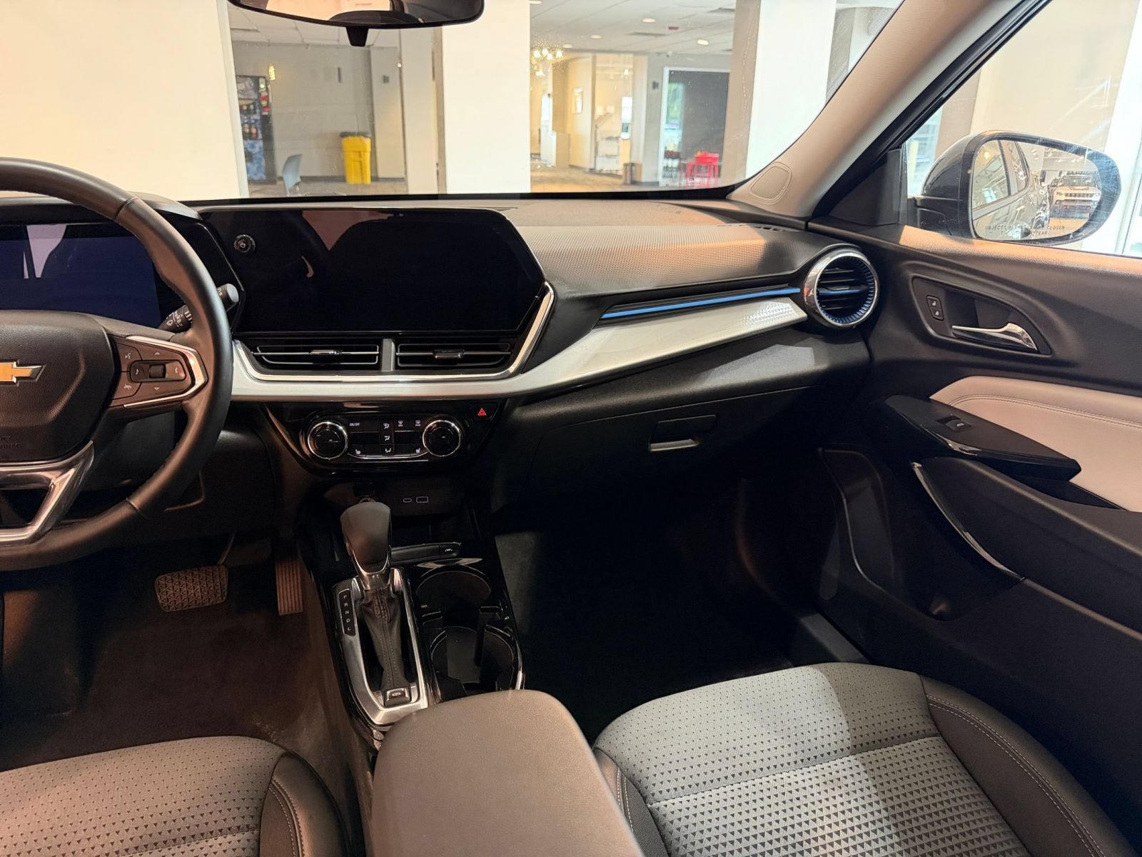 Used 2025 Chevrolet Trax LT w/ LT Convenience Package FWD image 34