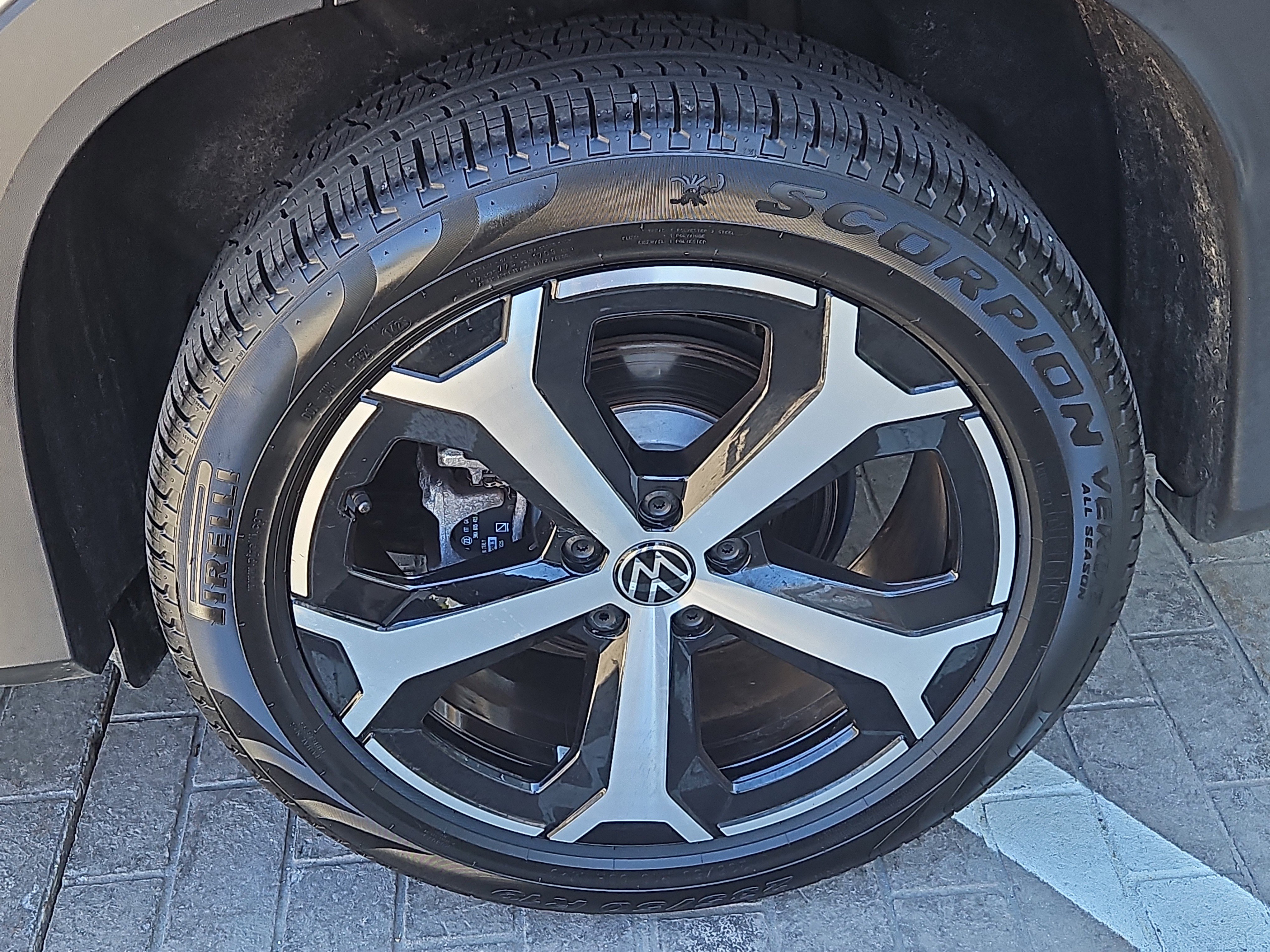 Used 2025 Volkswagen Tiguan SE AWD/4WD image 26