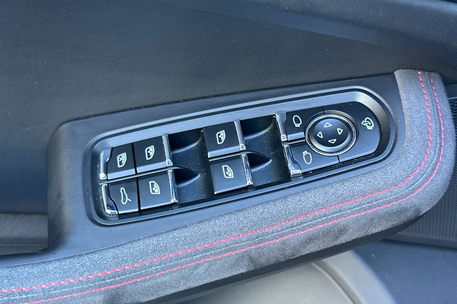 Used 2024 Porsche Macan GTS image 13