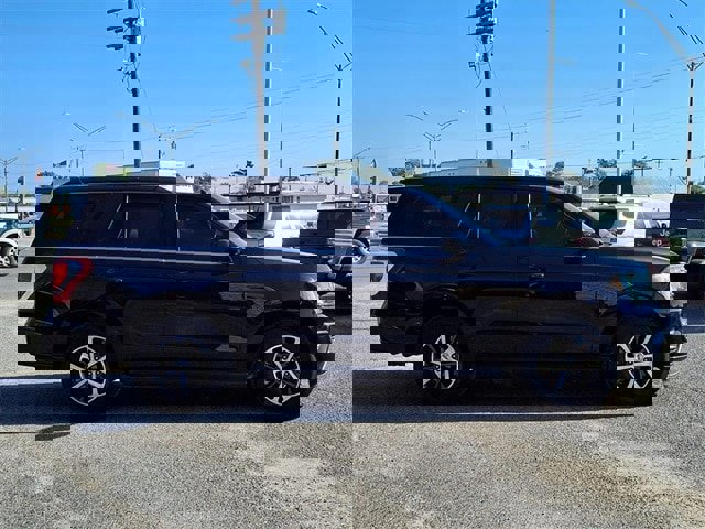 Used 2021 Ford Expedition XLT image 2