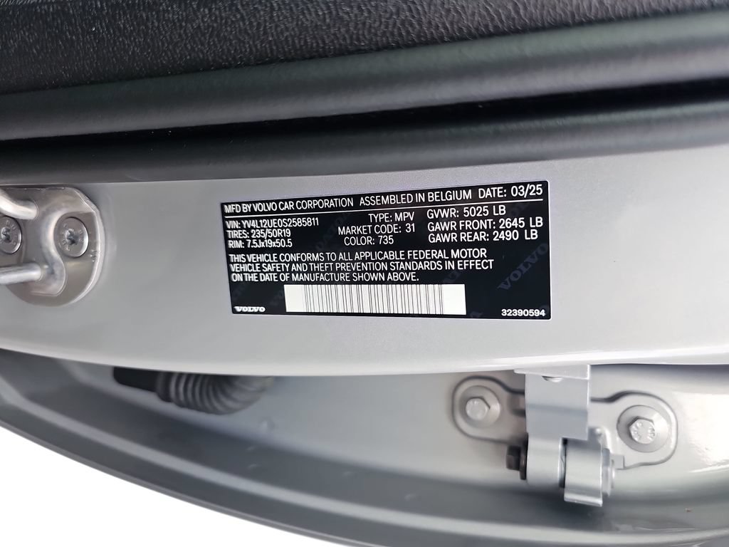Used 2025 Volvo XC40 B5 Plus AWD/4WD image 33