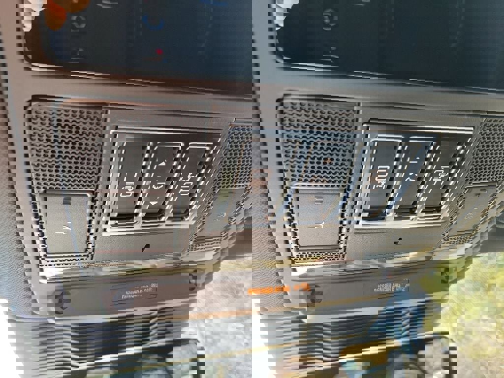 New 2024 Land Rover Discovery Metropolitan Edition image 21