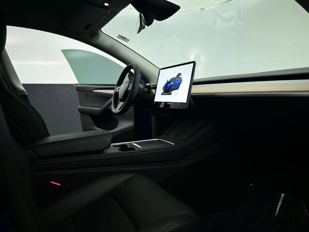Used 2025 Tesla Model Y Long Range image 54