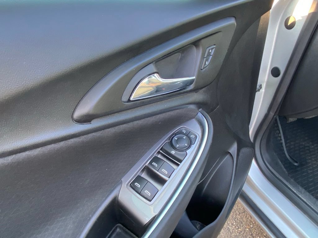 Used 2017 Chevrolet Malibu LT FWD image 11