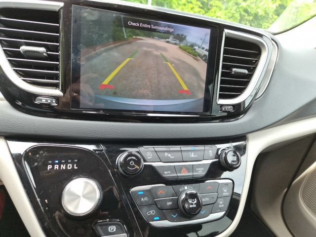 Used 2023 Chrysler Pacifica Touring-L FWD image 23