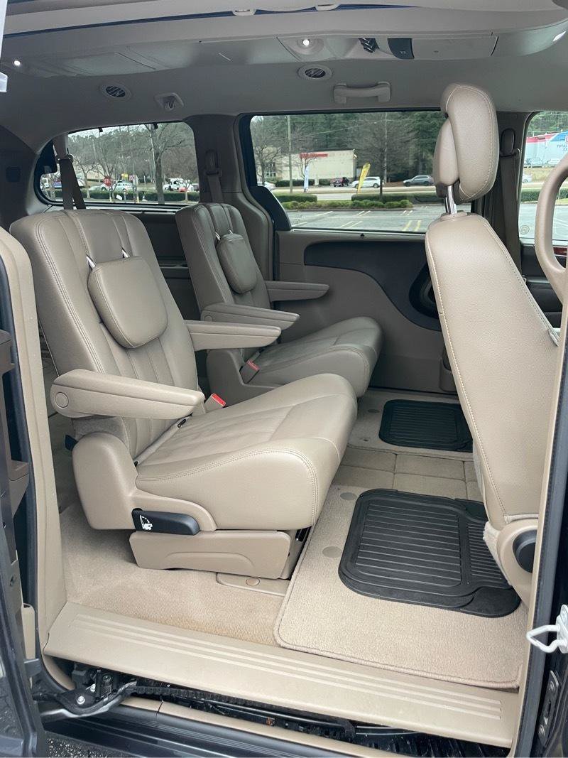 Used 2014 Chrysler Town & Country Touring FWD image 17