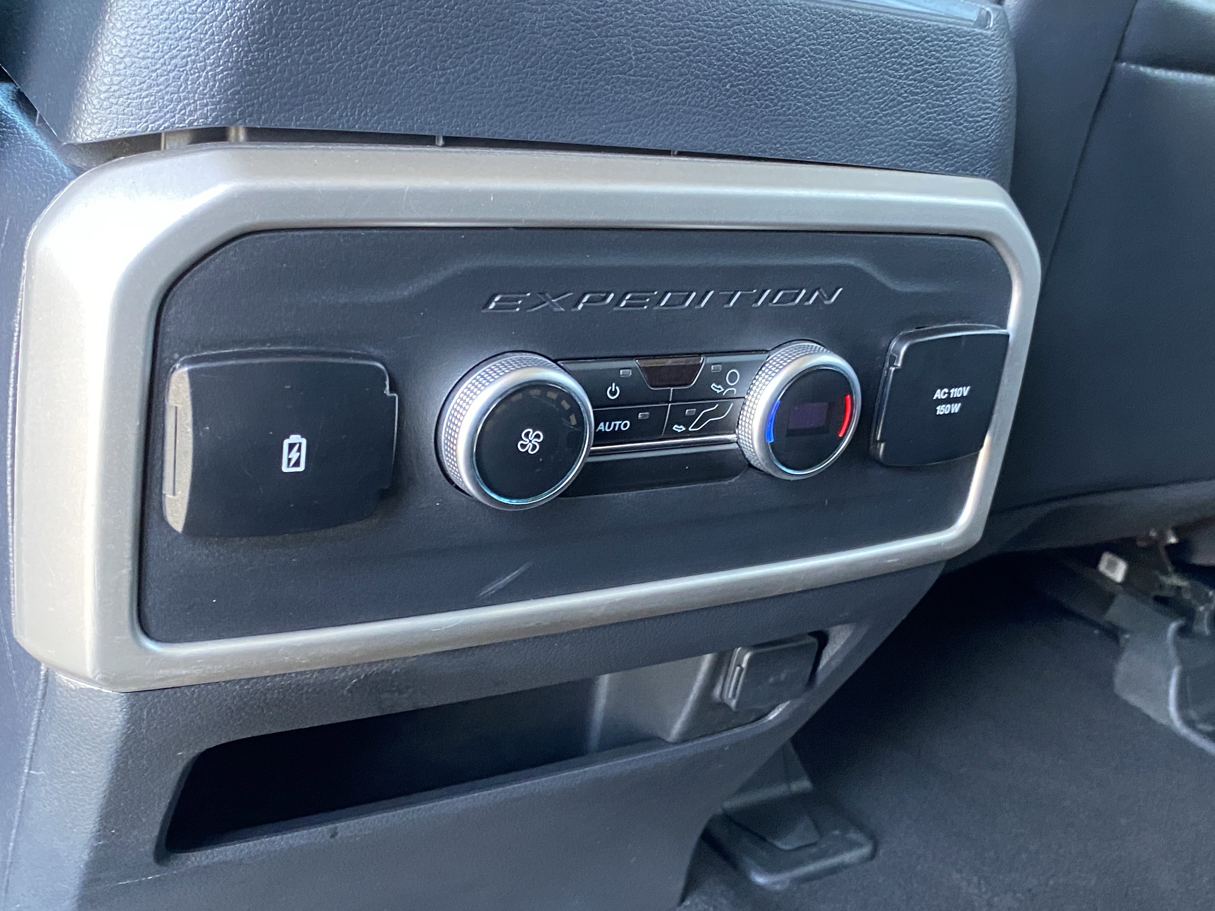 Used 2024 Ford Expedition XLT image 15