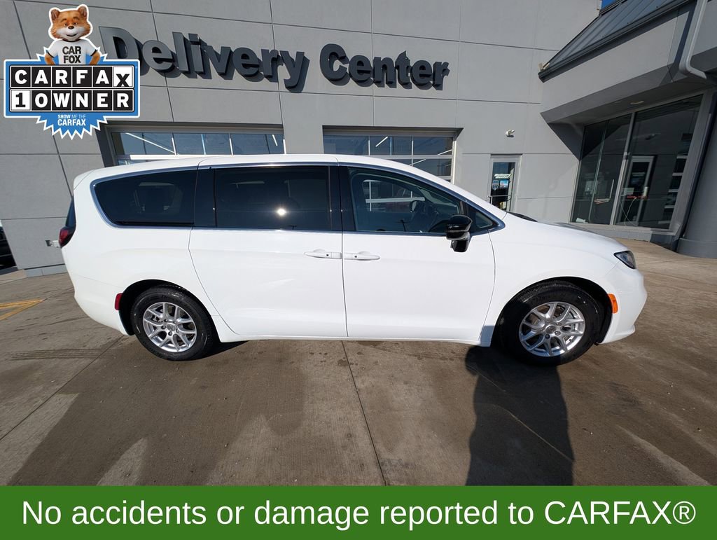 Used 2024 Chrysler Pacifica Touring-L image 4