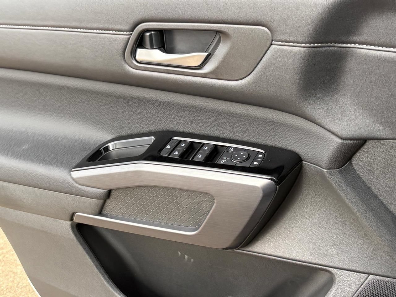 New 2026 Nissan Pathfinder SL FWD image 18