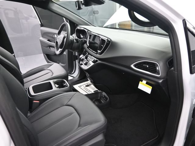 New 2025 Chrysler Voyager LX FWD image 22