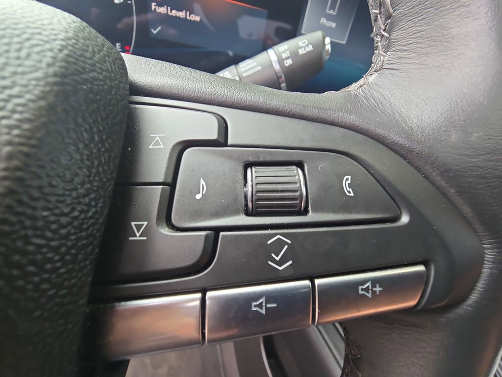 Used 2024 Cadillac XT4 Luxury w/ Cold Weather Package FWD image 18