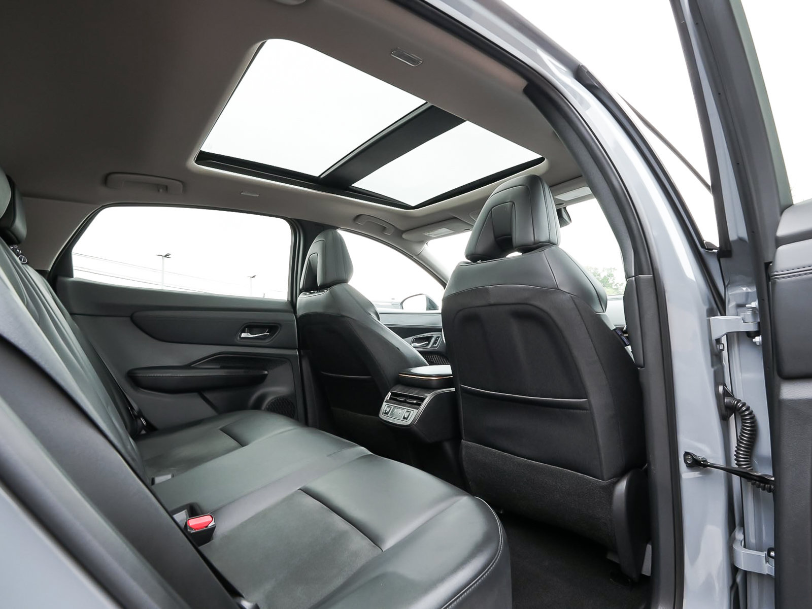 Used 2025 Nissan Ariya AWD image 37