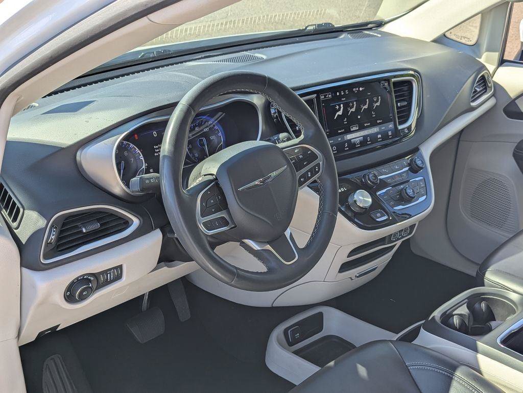 Used 2023 Chrysler Pacifica Touring-L FWD image 12