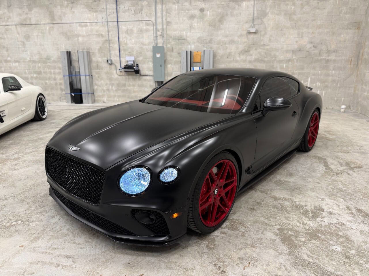 Used 2021 Bentley Continental GT image 2
