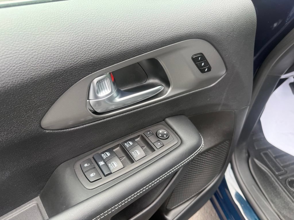 Used 2025 Chrysler Pacifica Select w/ Uconnect Theater Family Group AWD/4WD image 13