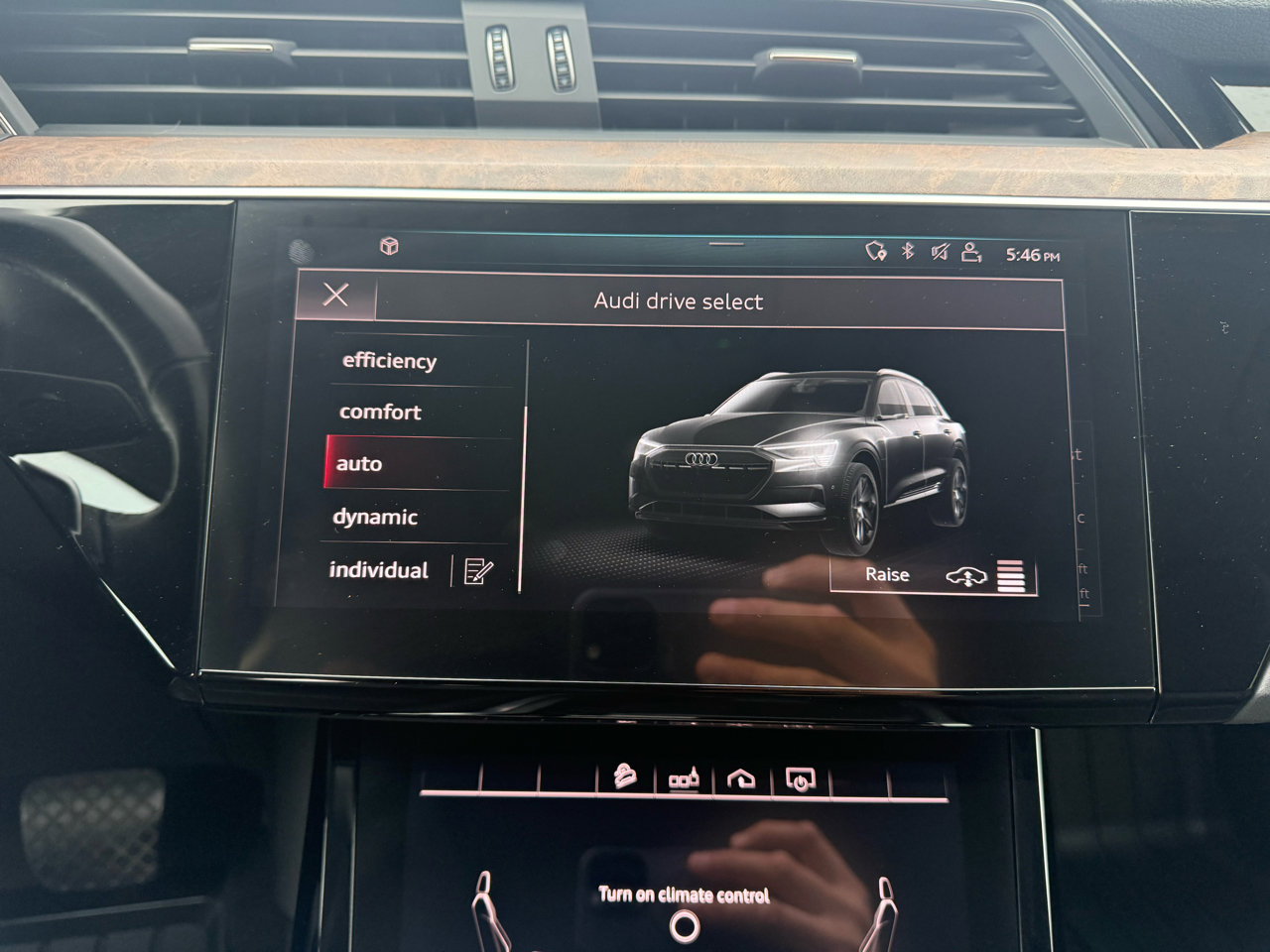 Used 2019 Audi e-tron Premium Plus image 38