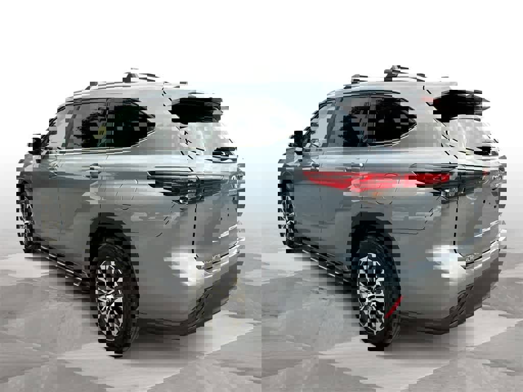 Used 2023 Toyota Highlander XLE image 6