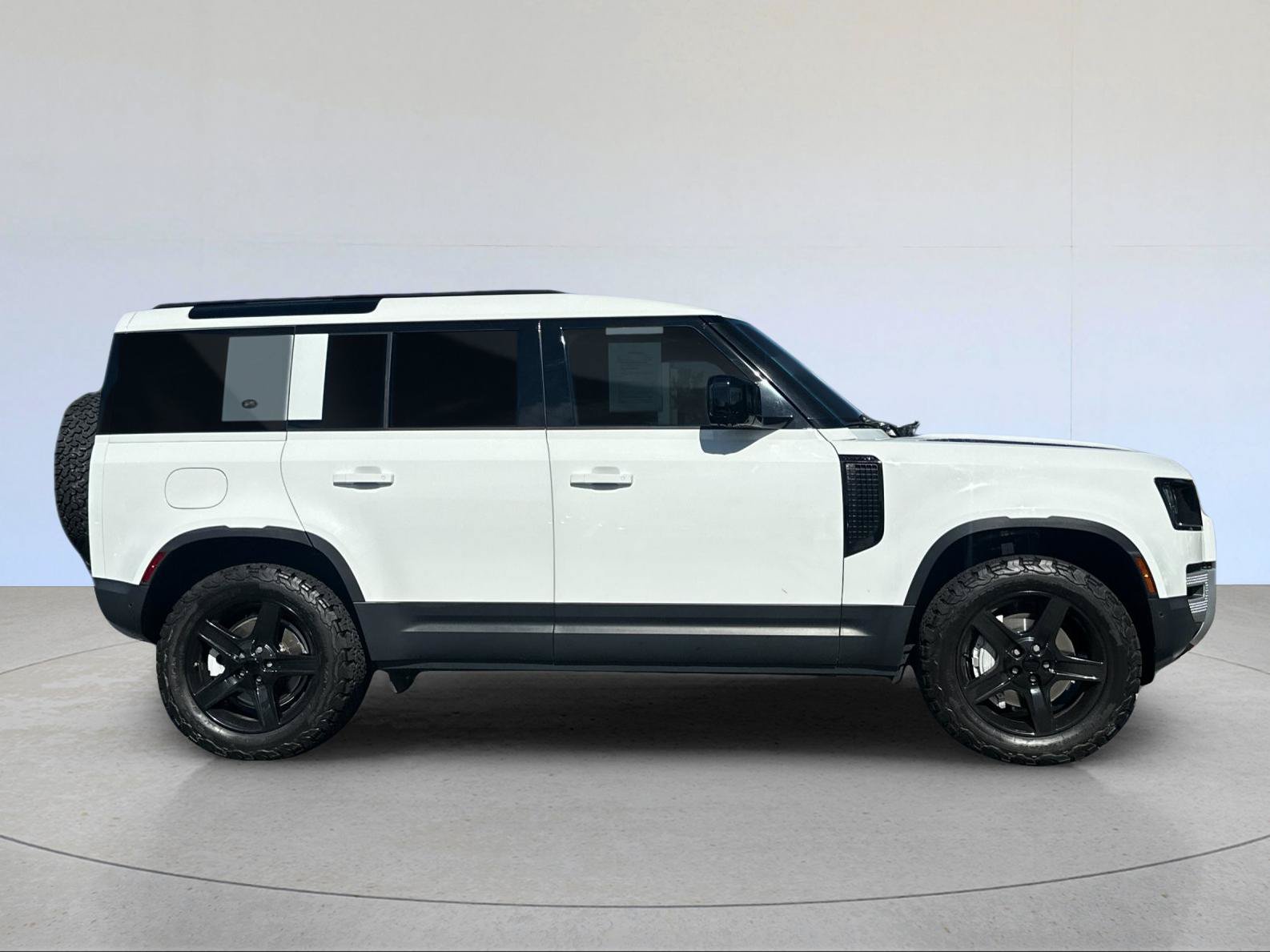 Used 2023 Land Rover Defender 110 SE AWD/4WD image 7