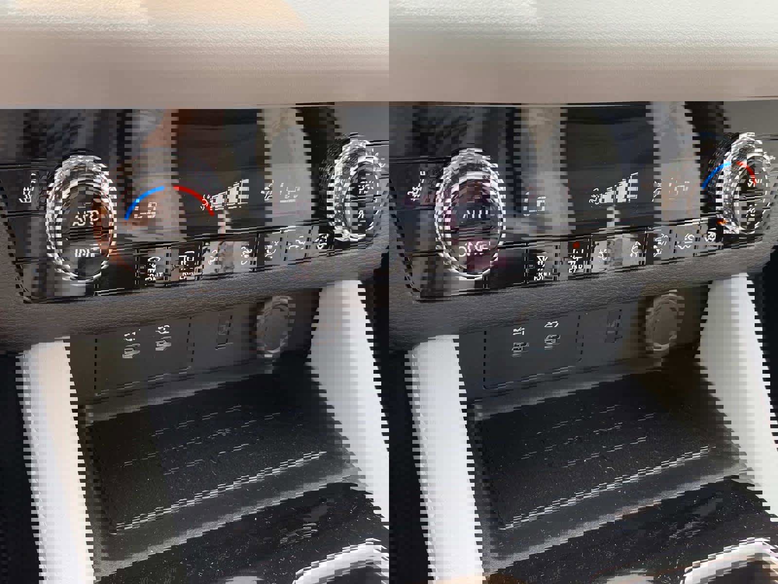 New 2025 Mitsubishi Outlander SE image 13