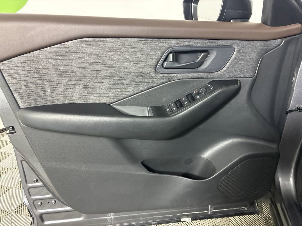 Used 2023 Nissan Rogue S AWD/4WD image 11