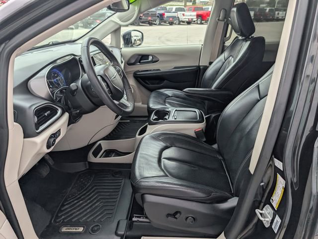 Used 2022 Chrysler Pacifica Touring-L image 2